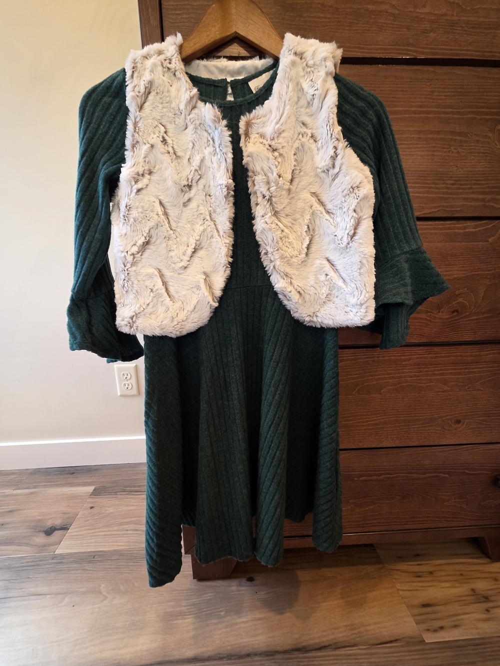 Rare Editions Girls Size 12 Hunter Green Knit Dress with Cream Faux Fur Vest